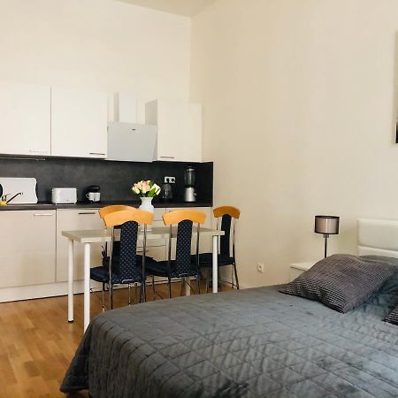 Modern Cozy Apartment In Central Praha Bagian luar foto