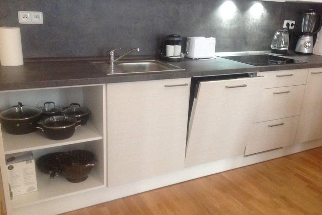Modern Cozy Apartment In Central Praha Bagian luar foto